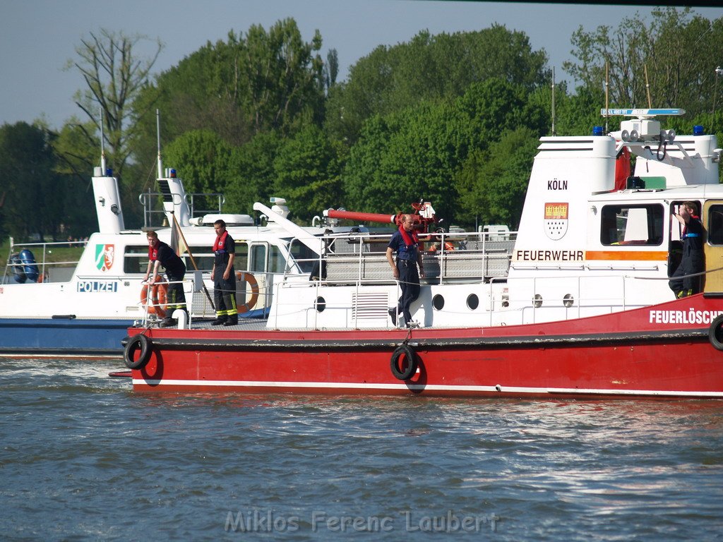 Motor Segelboot mit Motorschaden trieb gegen Alte Liebe bei Koeln Rodenkirchen P029.JPG